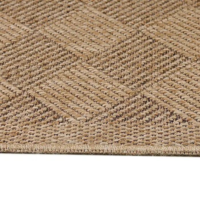 Outdoor-Teppich Dhaka IV - Schwarz, 150 x 80 cm, 100 % Polypropylen - Nahaufnahme eines Teppichs mit einem Fischgrätenmuster. Die Textur und das Muster des Teppichs sind gut sichtbar.