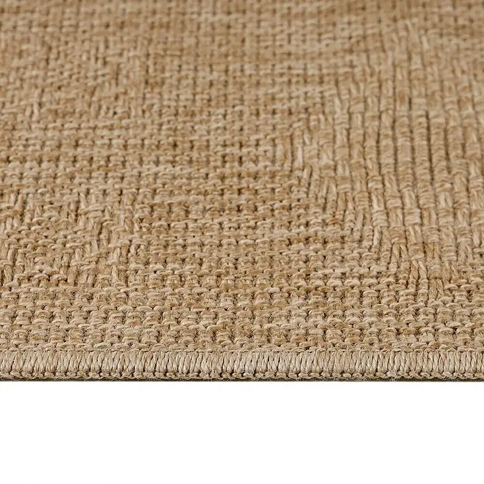 Outdoor-Teppich Dhaka V - Beige, 150 x 80 cm, 100 % Polypropylen - Nahaufnahme eines gewebten Teppichs in warmen Erdtönen, der die Textur und die Details der Verarbeitung hervorhebt.