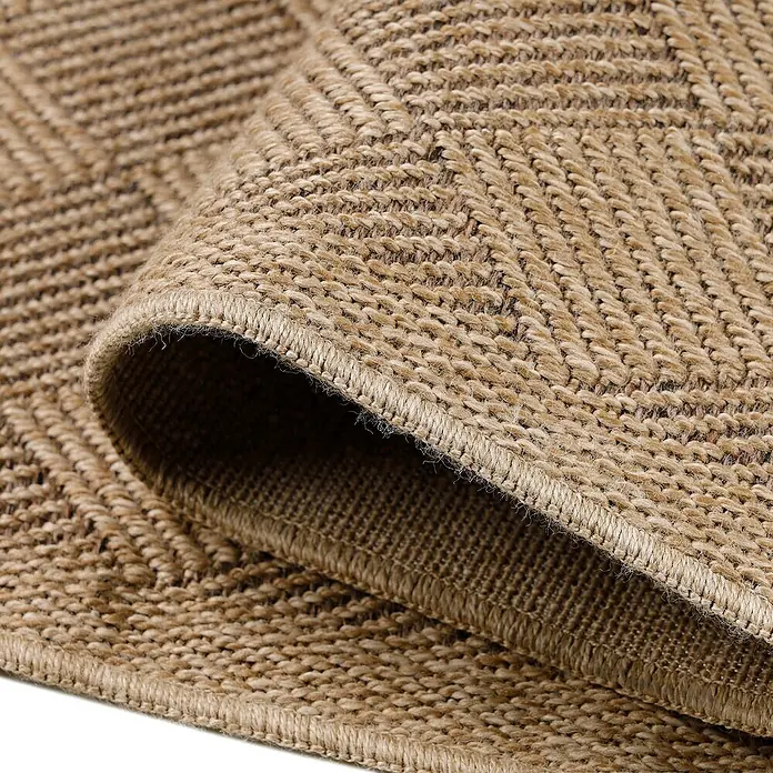 Outdoor-Teppich Dhaka IV - Schwarz, 150 x 80 cm, 100 % Polypropylen - Nahaufnahme eines Teppichs mit Fischgrätenmuster, der eine warme und einladende Textur zeigt.\n