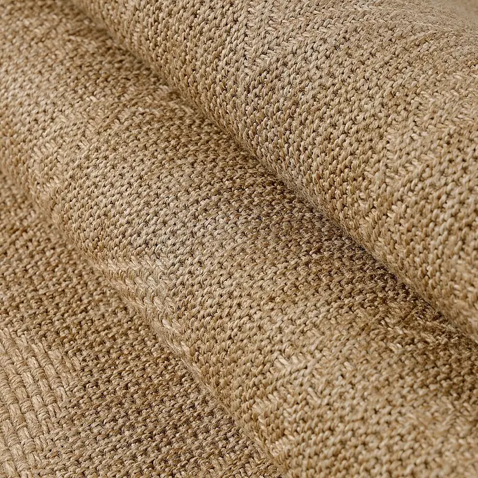 Outdoor-Teppich Dhaka V - Beige, 150 x 80 cm, 100 % Polypropylen - Nahaufnahme von gerolltem, beigefarbenem Jute-Gewebe, das die Textur und die gewebten Details betont. Ideal für Textilprojekte.