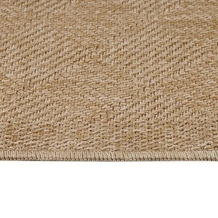 Outdoor-Teppich Dhaka VI - Beige, 150 x 80 cm, 100 % Polypropylen - Nahaufnahme eines beigen Teppichs mit Fischgrätenmuster, der eine natürliche und warme Textur zeigt.