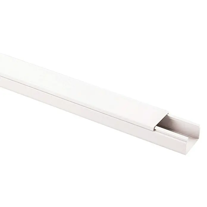 Canaleta mini autoadhesiva - Blanco, 2 m x 12 mm x 7 mm - Primer plano de una tapa de canaleta para cables blanca, que ofrece una solución limpia y organizada para la gestión de cables.