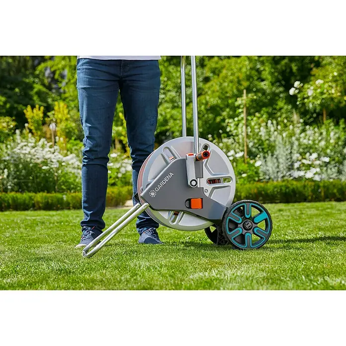 Gardena Schlauchwagen AquaRoll M Metall - Kunststoff/Metall, Schlauchkapazität: 60 m, 13 mm (½″) - Der Gardena Schlauchwagen ist bereit für den Einsatz im Garten, mit stabilen Rädern und einem robusten Rahmen für eine einfache Handhabung.