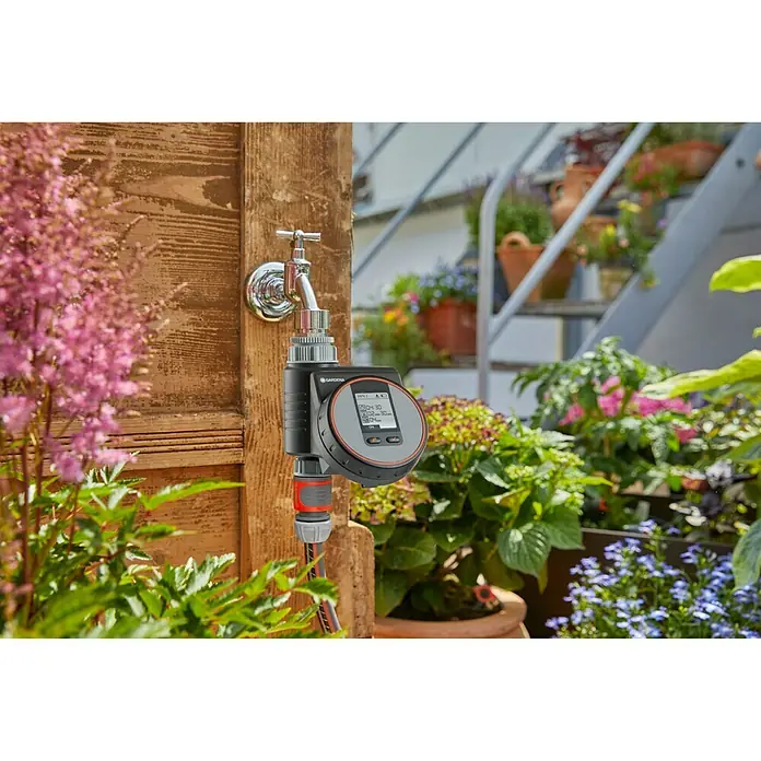 Gardena Bewässerungscomputer Flex - Bewässerungsdauer: 1 s - 99 min - Die Gardena Bewässerungssteuerung Select am Wasserhahn im Garten. Die Bewässerungssteuerung reguliert Bewässerungszeiten im Garten.