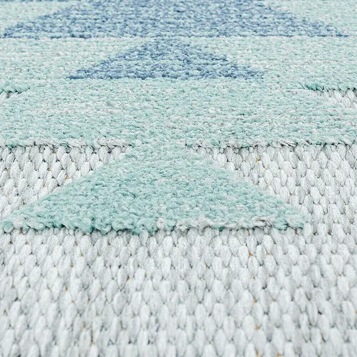 Outdoor-Teppich Bahama II - Blau, 200 x 140 cm, 100 % Polypropylen - Nahaufnahme eines gemusterten Teppichs mit blauen und weißen Dreiecken, der eine weiche Textur und ein geometrisches Design zeigt.