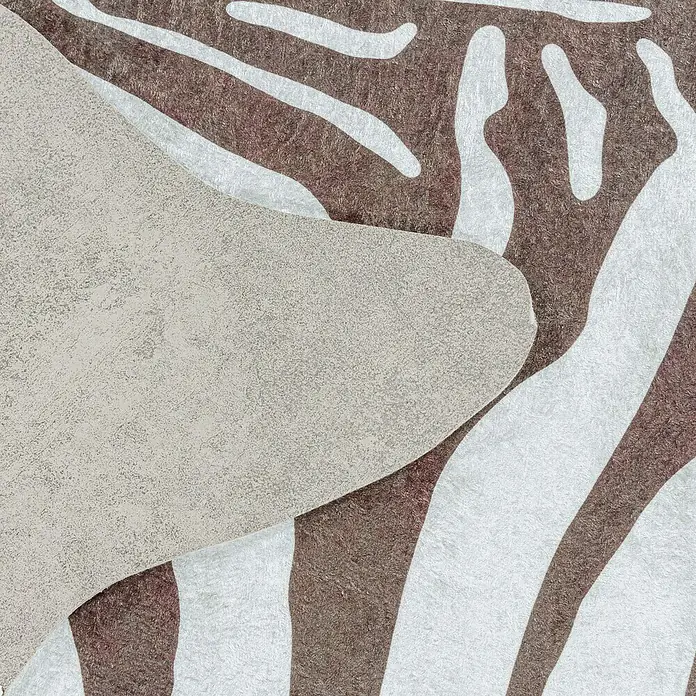 Flachgewebeteppich EtoshaZebra, Braun, 200 x 150 cm, 100 % Polyester - Nahaufnahme eines abstrakten Teppichmusters in Braun-, Beige- und Weißtönen, das eine moderne und stilvolle Textur zeigt.