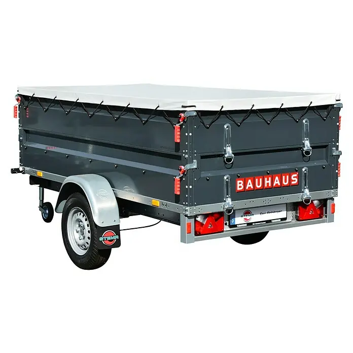 Stema Anhänger Basic ST 1300-25-13.1 - Nutzlast: 982 kg, Einachser, Kasteninnenmaß: 251 x 128 x 35 cm, Gebremst - Grauer Stema Anhänger mit weißer Plane. Der Anhänger hat rote Reflektoren und den Schriftzug BAUHAUS.