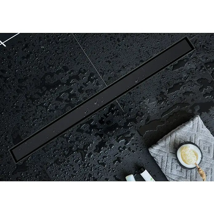 Duschrinne Lech - 80 cm, Edelstahl, Schwarz - Schwarze Duschrinne aus Edelstahl auf dunklen Fliesen mit Wassertropfen und Badaccessoires. Stilvolles und modernes Badezimmerdesign.