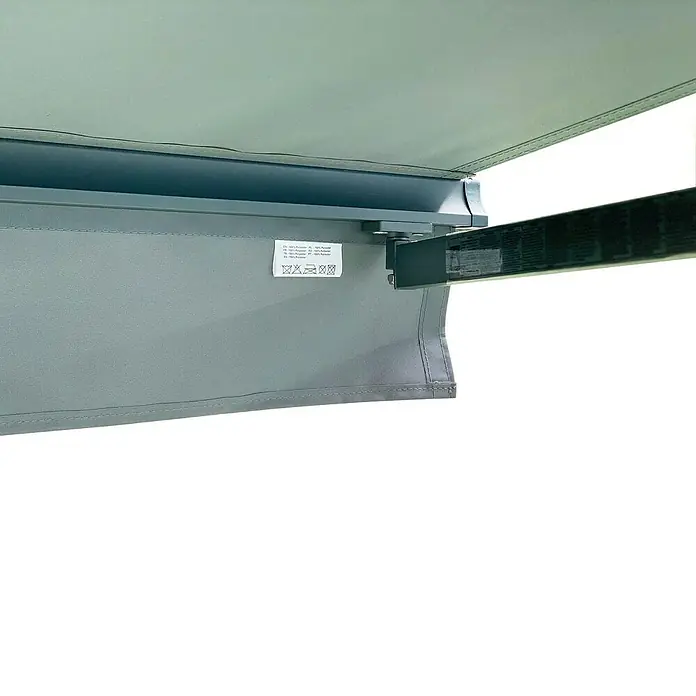 Toldo de brazos extensibles Basic - Gris, Ancho: 2,5 m, Caída: 2 m - Vista detallada de un toldo gris, que proporciona sombra y protección solar, centrándose en la estructura del tejido y la fijación.