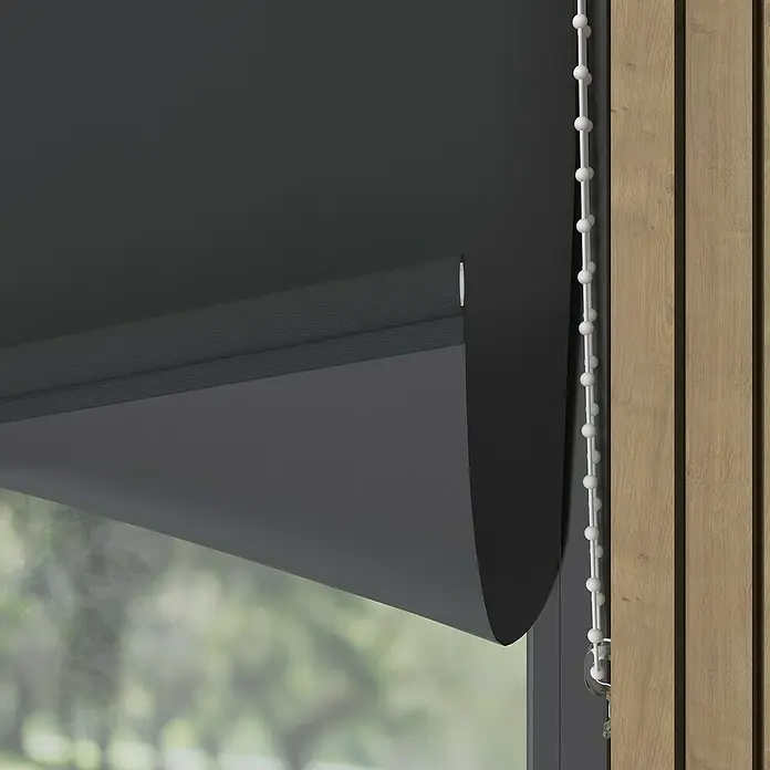 Verdunkelungsrollo Colormatch - B x H: 70 x 190 cm, Anthrazit - Ein graues Rollo ist teilweise heruntergelassen und bietet Privatsphäre. Die Holzverkleidung umrahmt das Fenster elegant.