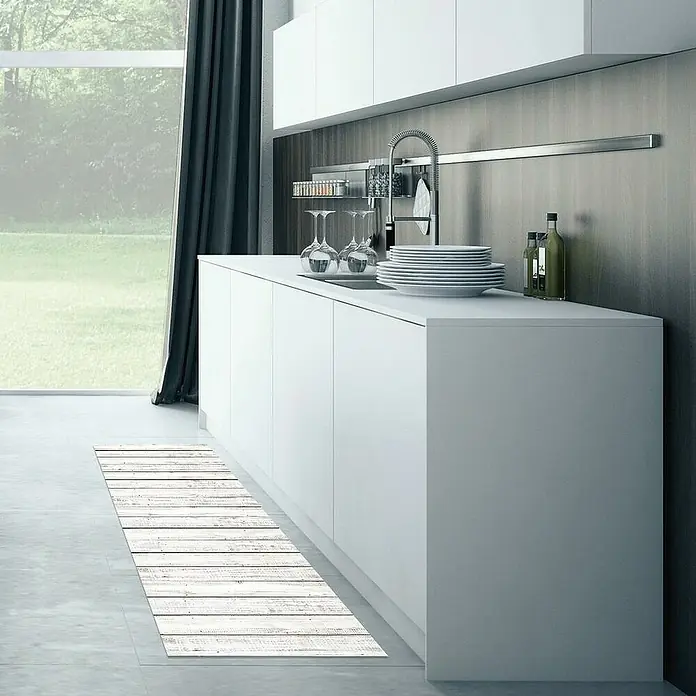 Alfombra de vinilo Croma Madera - Blanco, 200 x 60 cm, PVC - Foto de cocina con una alfombra blanca y rectangular con textura de madera en el suelo, que le da un aspecto moderno y elegante a la habitación.