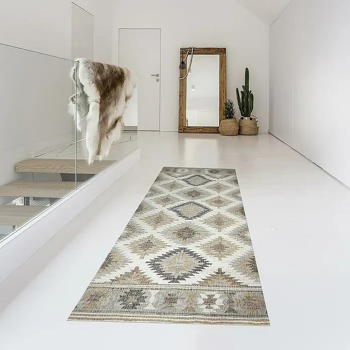 Alfombra de vinilo Croma Rombos - Gris, 200 x 60 cm, PVC - Una alfombra de pasillo larga con un patrón geométrico en tonos marrones y grises se encuentra en un pasillo luminoso. La alfombra añade un toque elegante.