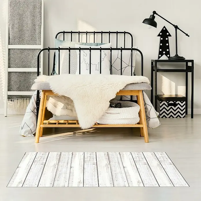 Alfombra de vinilo Croma Madera - Blanco, 140 x 50 cm, PVC - Una habitación elegante con un corredor de piso de madera blanca en primer plano, que complementa maravillosamente la decoración de la habitación.