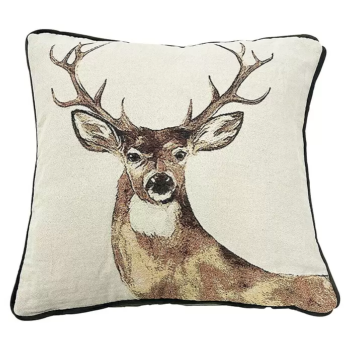 Kissen Hirsch - Braun, 45 x 45 cm, 100 % Polyester - Quadratisches Dekokissen mit gewebtem Hirschkopfmotiv in Braun und Creme, mit dunkler Paspelierung.