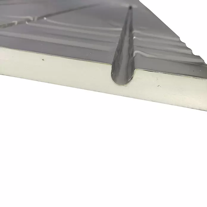 Jollytherm Fußbodenheizelement Aqua-Dry - Beheizbare Fläche: 50 m², Betriebstemperatur: 70 °C, Wärmedurchlasswiderstand: 0,56 (m²K)/W - Silberne Metall-Gehrungssäge mit dreieckiger Sägeführungsrille und geriffelter Oberseite.