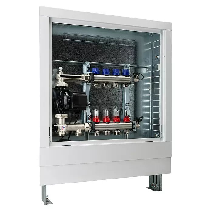 Jollytherm Verteilerschrank - B x H: 58 x 75 cm, Unterputz, Anzahl Anschlüsse: 6 Stk., Stahl - Weißer Metallschrank mit Heizkreisverteilersystem, schwarzer Pumpe, silbernen Rohren, blauen Kappen und roten Durchflussmessern.