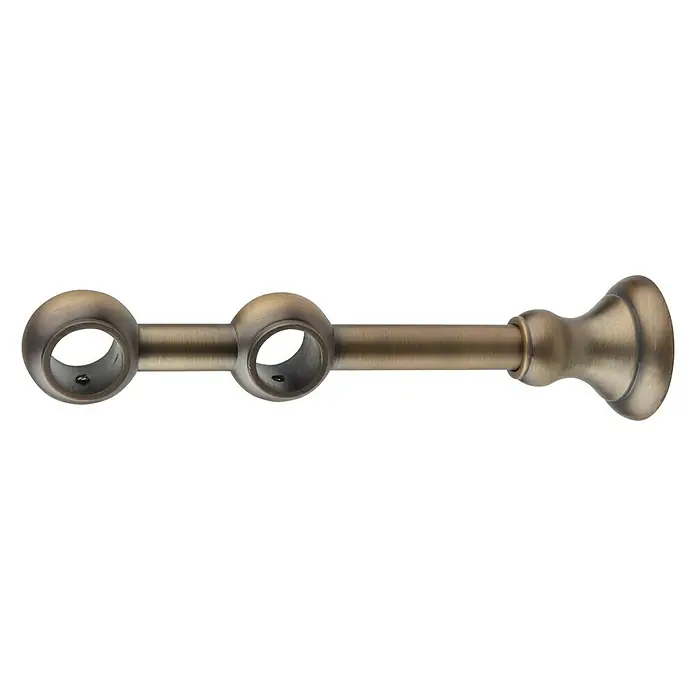 Expo Ambiente Doppelträger Victory - Brüniert, Geeignet für: Gardinenstangen Ø 20 mm, Länge: 19,6 cm - Nahaufnahme einer Gardinenstangenhalterung in Messingoptik mit doppelter Halterung und dekorativer Wandbefestigung.