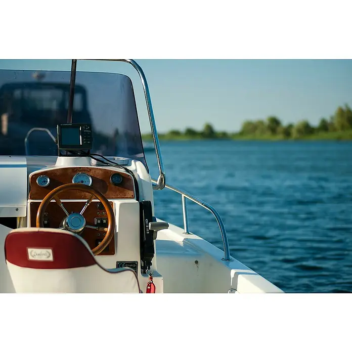 NAUTIC Cubo - Plástico, 12 l - Vista interior de un barco navegando en el agua. Volante de madera, panel de instrumentos y dispositivo de navegación visibles.