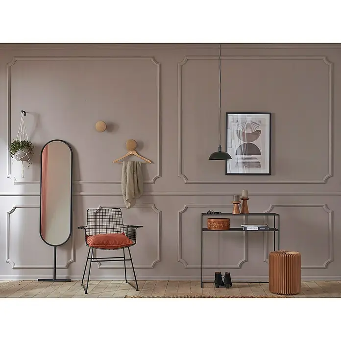 Nmc Decoflair Eckelement Eckteil Viertelbogen für Wandleiste - 4 Stk., Passend für: Nmc Decoflair Zierprofil Wandleiste CL1 - Ein stilvolles Interieur mit minimalistischer Konsole, Lampe und Deko-Objekten vor einer eleganten Wand mit Zierleisten.
