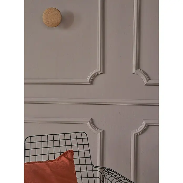 Nmc Decoflair Eckelement Eckteil Viertelbogen für Wandleiste - 4 Stk., Passend für: Nmc Decoflair Zierprofil Wandleiste CL1 - Wandpaneele in zartem Lila mit dekorativer Holzaufhängung und einem Teil eines schwarzen Drahtstuhls mit rotem Kissen.