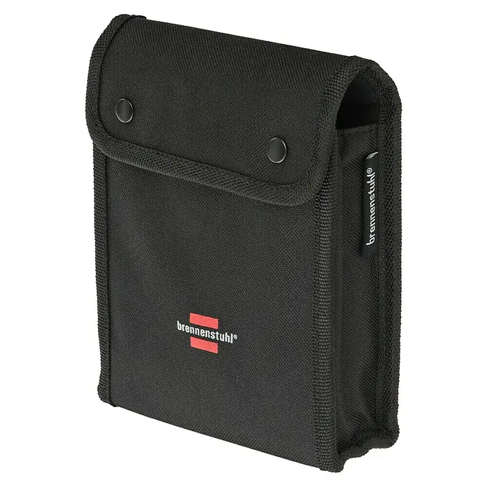 Brennenstuhl Mobiler LED-Strahler Rufus - Akkubetrieben, 30 W, L x B x H: 5 x 14 x 21 cm, IP65 - Produktabbildung einer schwarzen Brennenstuhl-Tasche mit Deckel und zwei Druckknöpfen zur Befestigung, inklusive Logo auf Vorder- und Seitenfläche.