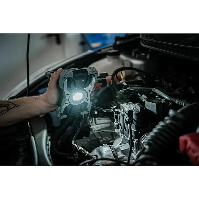 Brennenstuhl Mobiler LED-Strahler Rufus - Akkubetrieben, 30 W, L x B x H: 5 x 14 x 21 cm, IP65 - Die Brennenstuhl Arbeitsleuchte im Einsatz unter der Motorhaube, ideal für präzise Reparaturen und Inspektionen, bietet optimale Ausleuchtung.