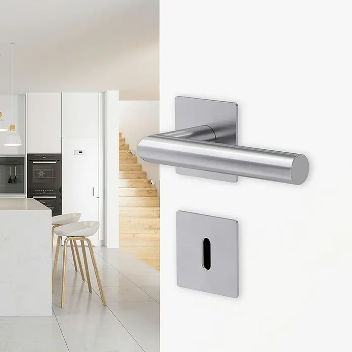 Diamond Doors Design Zimmertürgarnitur Illinois L-Form - Stärke Tür: 40 mm - 45 mm, Edelstahl, L-Form, Buntbart - Edelstahl-Türgriff mit eckigem Design vor einem modernen Küchendekor. Perfekt für stilbewusste Wohnräume.
