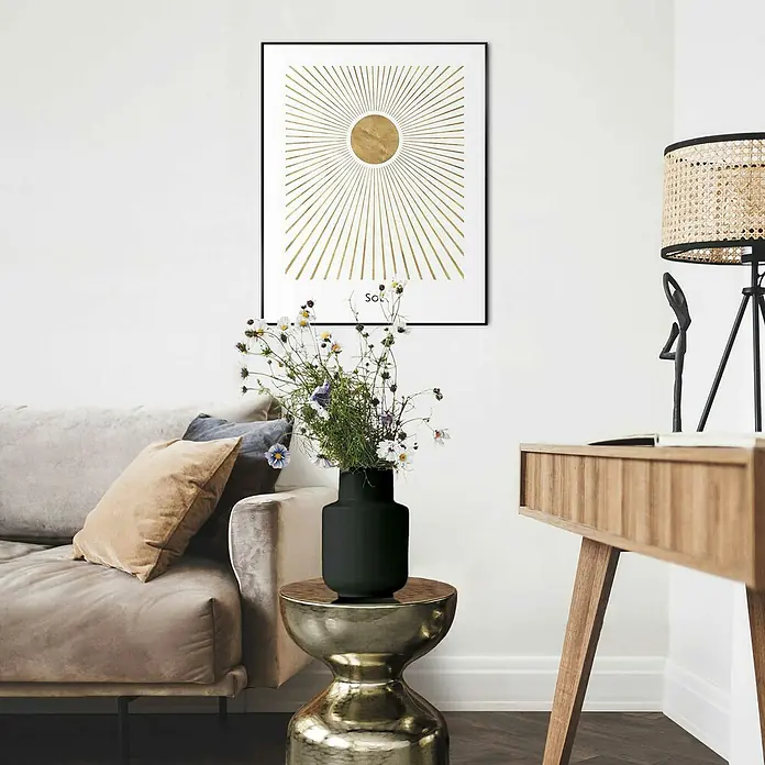 Reinders Bild Slim Frame Black - Sun, B x H: 40 x 50 cm - Ein stilvolles Interieur mit einem abstrakten Sonnenkunstdruck, der über einem eleganten Beistelltisch mit Blumen in einer dunklen Vase hängt.