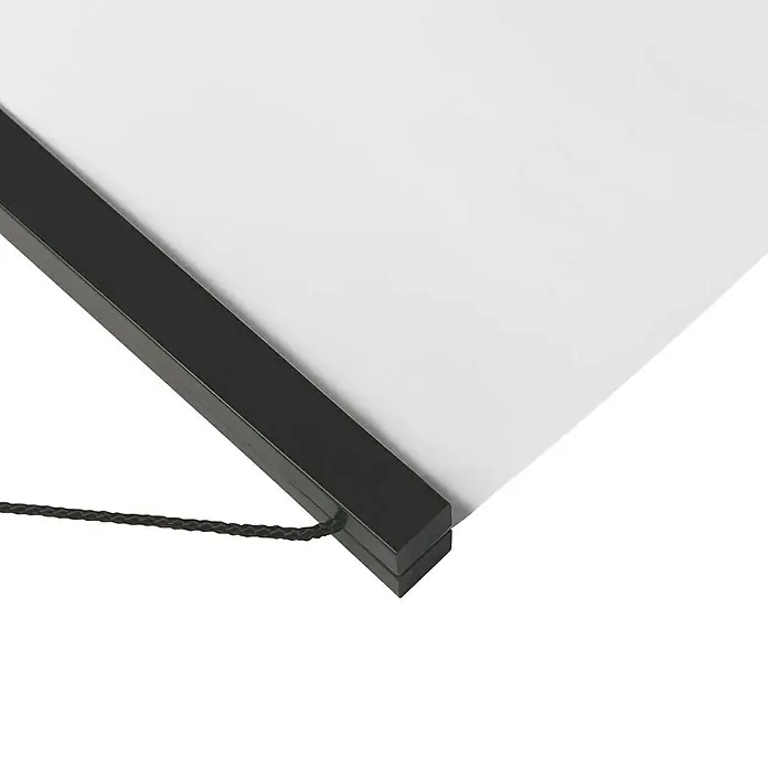 Reinders Posterschienen Click FrameSchwarz, 62 cm - Detailaufnahme eines Posters mit magnetischem Posteraufhänger, der das Poster stilvoll präsentiert und einfach zu handhaben ist.