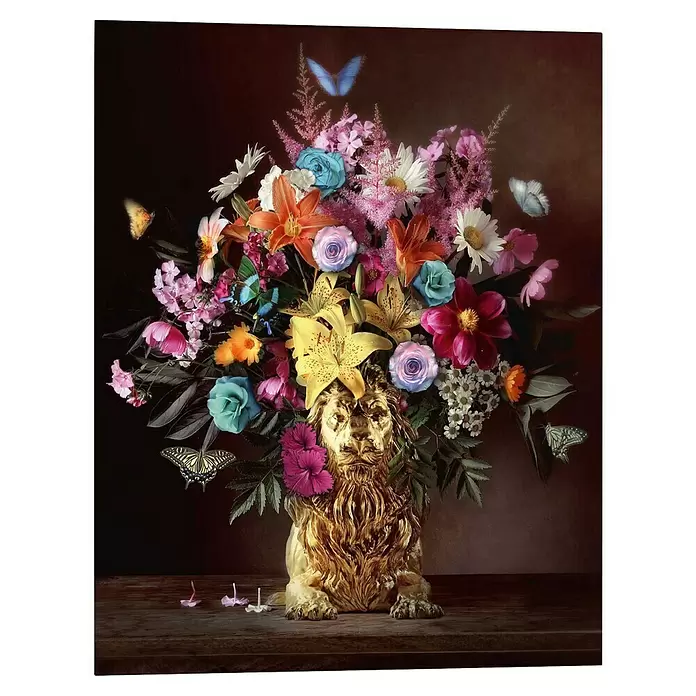 Reinders Decopanel - Lion Vase, B x H: 40 x 50 cm - Goldene Löwenstatue-Vase mit einem bunten Blumenstrauß auf einem Holztisch.
