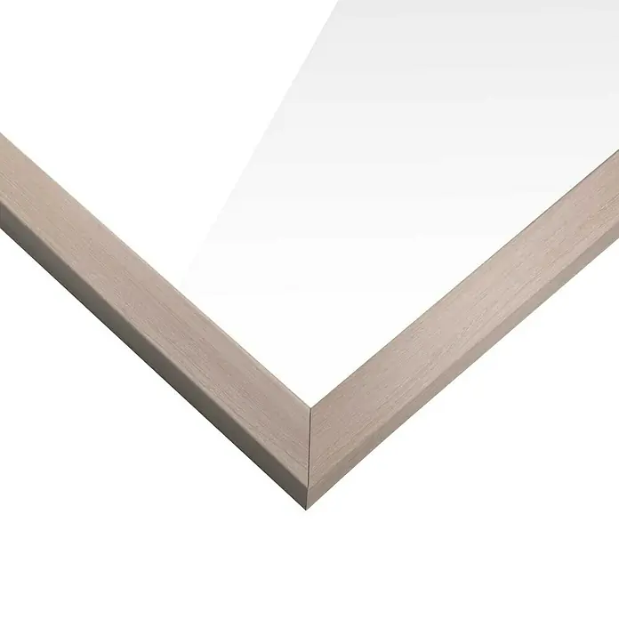 Reinders Kunststoffrahmen Eco Maxi - Wood, Bildformat: 61 x 91,5 cm - Nahaufnahme einer Ecke eines Bilderrahmens mit Holzmaserung und weißem Passepartout vor schwarzem Hintergrund.