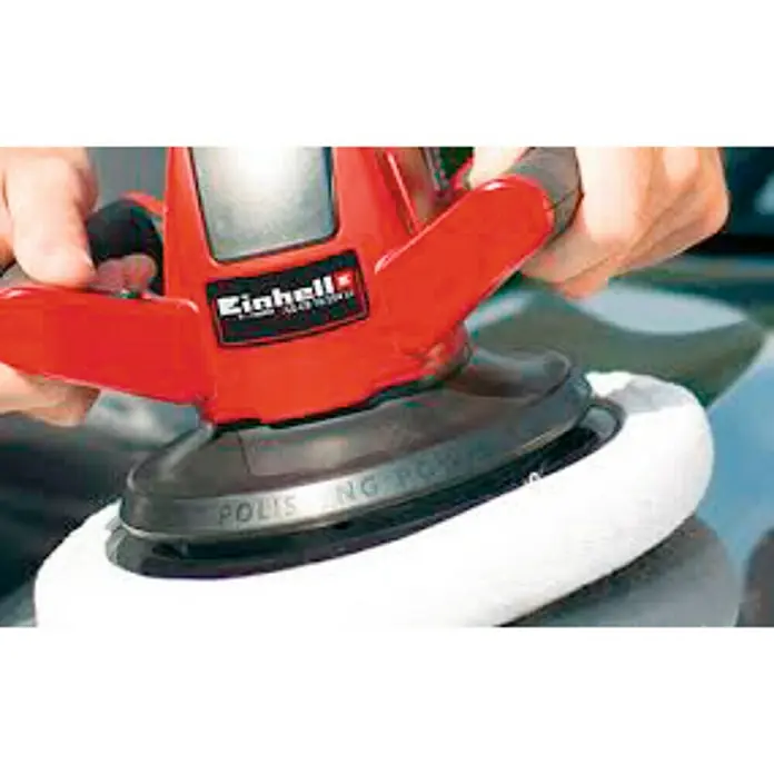 Einhell PXC 18V Pulidora de batería CE-CB 18/254 Li-Solo - 18V, Sin batería, Diámetro disco: 254 mm - Una máquina pulidora Einhell roja y negra en acción, puliendo la pintura de un coche con una almohadilla de pulido blanca.