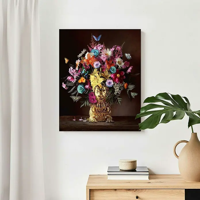 Reinders Decopanel - Lion Vase, B x H: 40 x 50 cm - Ein farbenfrohes Blumengesteck in einer goldenen Löwenstatue, das eine elegante und luxuriöse Atmosphäre vermittelt.