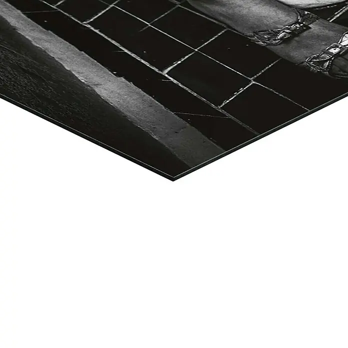 Reinders Decopanel - Toilet Picture, B x H: 60 x 90 cm - Nahaufnahme einer Acrylglasplatte mit einem Schwarz-Weiß-Foto von Fliesen und Sandalen, die einen stilvollen und modernen Look erzeugt.