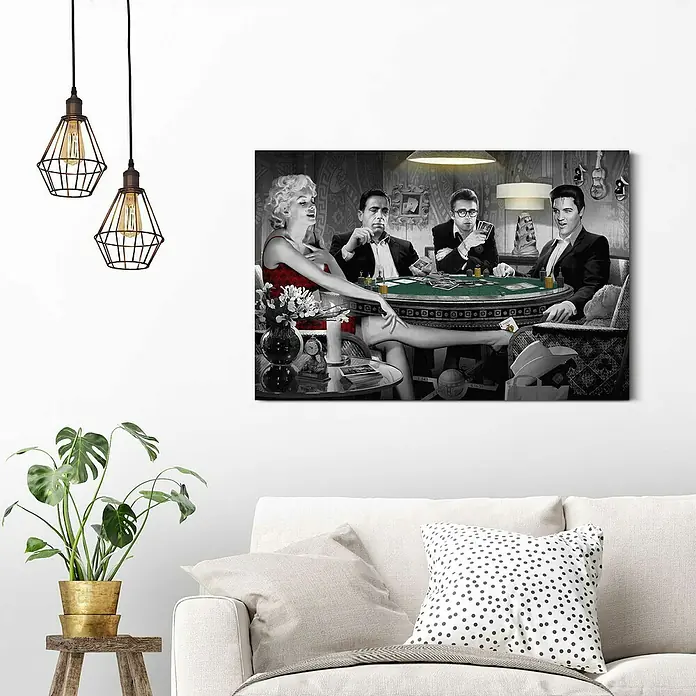 Reinders Decopanel - Chris Consani - Four of a Kind, B x H: 90 x 60 cm - Wandkunst mit einem Schwarzweißbild von Prominenten beim Pokern, wobei Marilyn Monroe in Rot einen Farbakzent setzt.