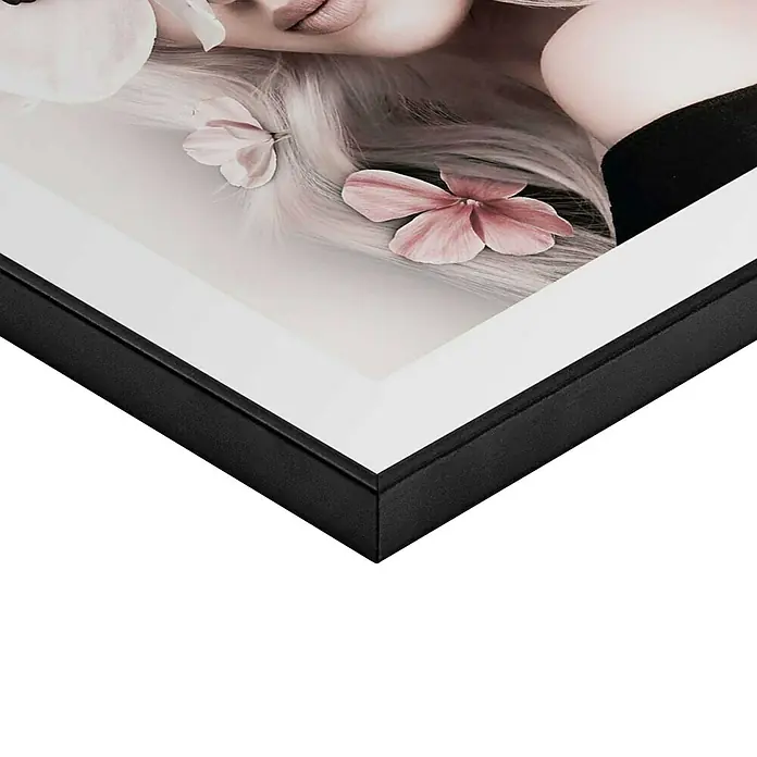 Reinders Bild Slim Frame Black - Beautiful, B x H: 30 x 40 cm - Gerahmtes Kunstwerk, das ein stilvolles Frauenporträt mit Blumen im Haar zeigt, eingefasst in einem eleganten schwarzen Rahmen mit weißem Passepartout.