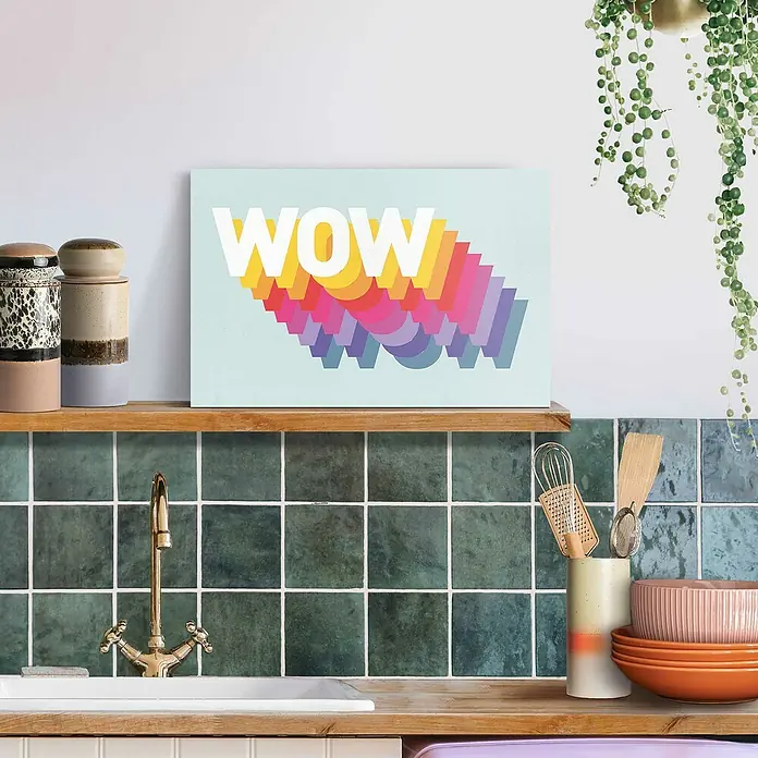 Reinders Leinwandbild Giclee on Canvas - Wow, B x H: 30 x 20 cm - Ein farbenfrohes "WOW"-Wandkunstwerk auf einem Regal in einer Küche, das jedem Raum einen Hauch von Freude verleiht. Das moderne Design ist ein echter Hingucker!