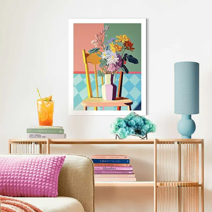 Reinders Bild Slim Frame White - Checkers Floral Chair, B x H: 40 x 50 cm - Ein Stillleben-Kunstdruck mit Blumen in einer Vase auf einem Stuhl, platziert auf einem stilvollen Regal mit Deko-Elementen.
