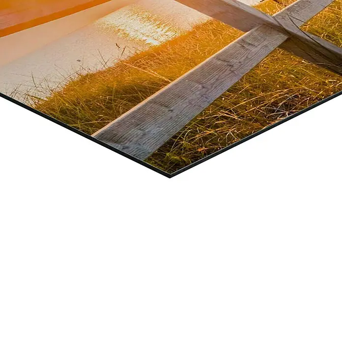 Reinders Decopanel - Beach Boardwalk, B x H: 90 x 30 cm - Detailaufnahme eines Metallbildes mit einem Motiv aus der Natur, das durch seine intensive Farbgebung und hochwertige Verarbeitung besticht.