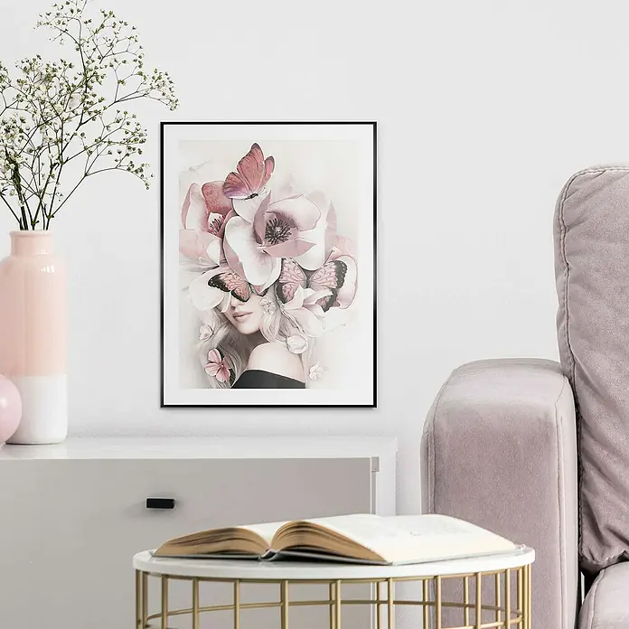 Reinders Bild Slim Frame Black - Beautiful, B x H: 30 x 40 cm - Wandbild mit Blumenmotiv und Schmetterlingen im schmalen schwarzen Rahmen, das über einer weißen Kommode mit Deko steht.