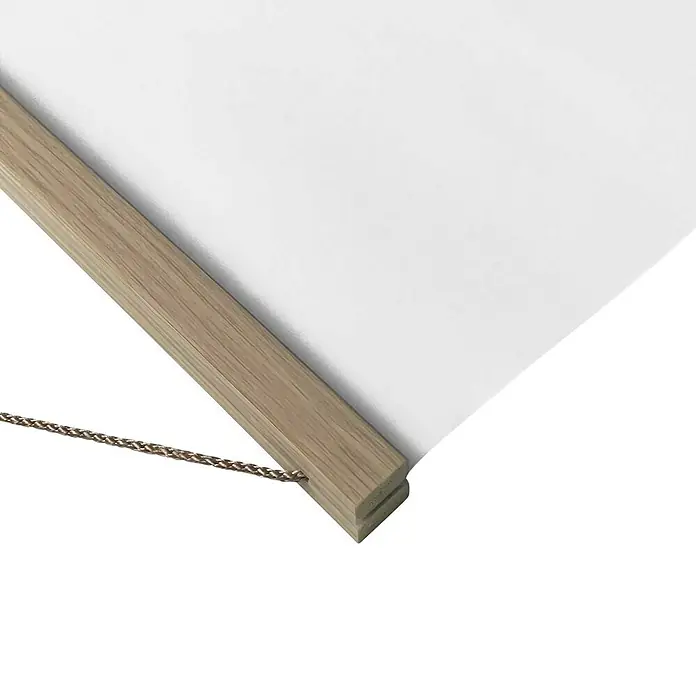 Reinders Posterschienen Click Frame - Eiche, 92,5 cm - Nahaufnahme eines Posteraufhängers aus Holz mit einem weißen Poster, der an einer silbernen Schnur hängt.