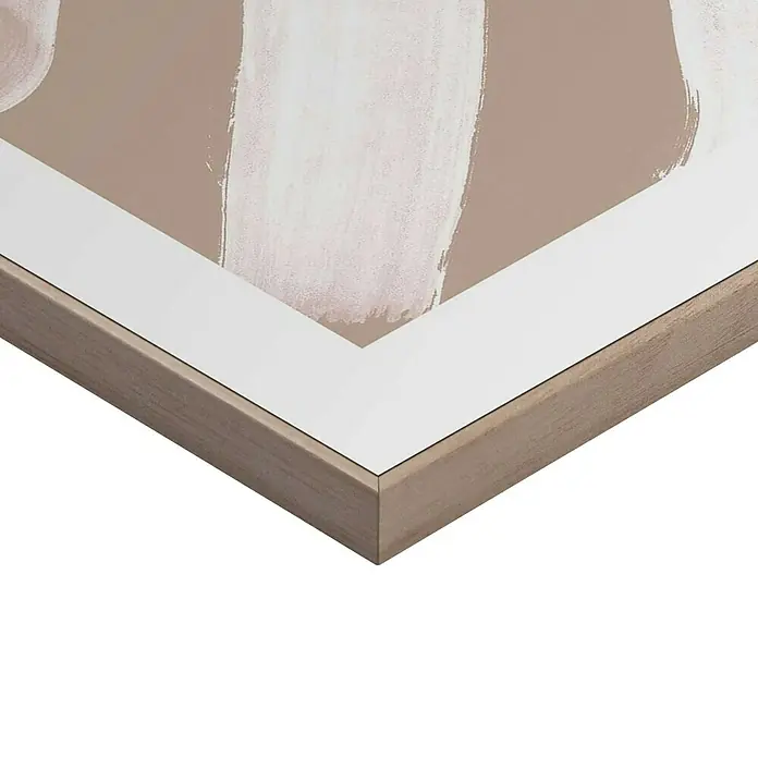 Reinders Bild Slim Frame Wood - White Curve, B x H: 20 x 30 cm - Nahaufnahme eines gerahmten Kunstwerks mit abstrakten weißen Pinselstrichen auf beigem Hintergrund, präsentiert in einem Holzrahmen mit Passepartout.