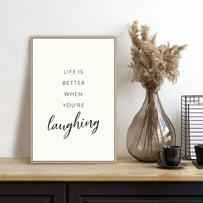 Reinders Bild Slim Frame Wood - Laughing, B x H: 20 x 30 cm - Ein gerahmtes Wandbild mit dem Text "Life is better when you're laughing" in einem stilvollen Schriftbild, das eine positive Atmosphäre schafft.