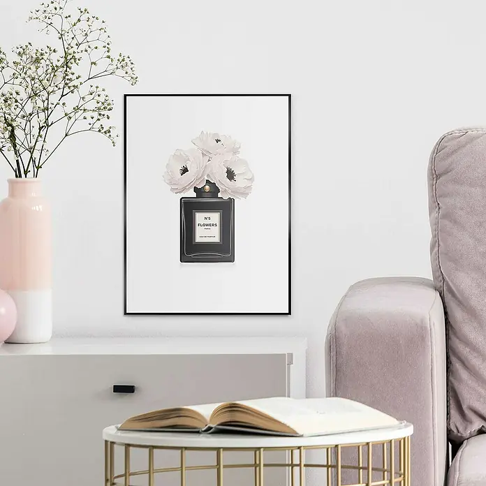 Reinders Bild Slim Frame Black - Beauty Bottle, B x H: 30 x 40 cm - Ein gerahmtes Wandkunstwerk mit einer schwarzen Parfümflasche, die mit weißen Blumen gefüllt ist, hängt über einem weißen Schrank.