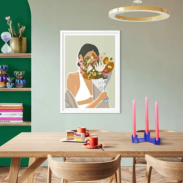 Reinders Bild Modern Frame - Bouquet, B x H: 50 x 70 cm - Ein stilvolles Esszimmer mit einem Gemälde einer Frau mit Blumen. Der Tisch ist mit Geschirr und Kerzen dekoriert.
