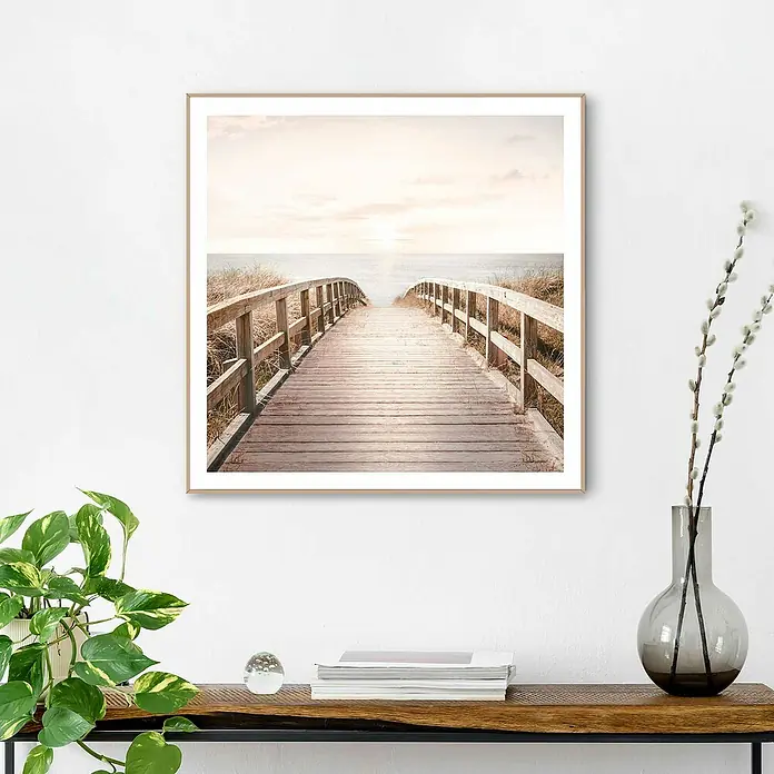 Reinders Bild Slim Frame Wood - Sunny Bridge, B x H: 50 x 50 cm - Gerahmtes Kunstwerk mit Holzbrücke zum Meer, das eine ruhige und entspannende Atmosphäre für Ihr Zuhause schafft.