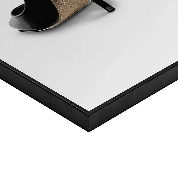 Reinders Bild Slim Frame Black - Catwalk Heels, B x H: 30 x 40 cm - Nahaufnahme eines stilvollen Damenschuhs mit goldenem Absatz, elegant gerahmt und auf einem schlichten, schwarzen Hintergrund präsentiert.