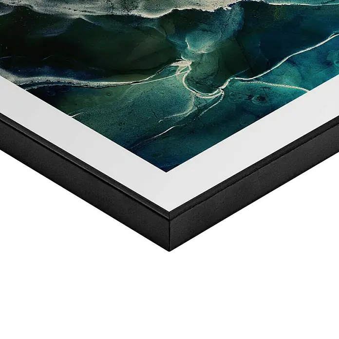 Reinders Bild Slim Frame Black - Autumn Mountains, B x H: 50 x 70 cm - Nahaufnahme eines gerahmten Wandbildes mit abstraktem Design in Blau- und Grüntönen, das Eleganz und Stil ausstrahlt. Perfekt für moderne Innenräume.