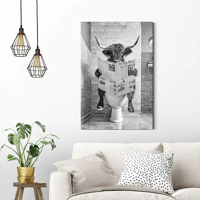 Reinders Decopanel - Highlander Toilet, B x H: 60 x 90 cm - Das lustige Wandbild zeigt einen Stier auf der Toilette, der eine Zeitung liest, und verleiht jedem Raum einen humorvollen Touch.