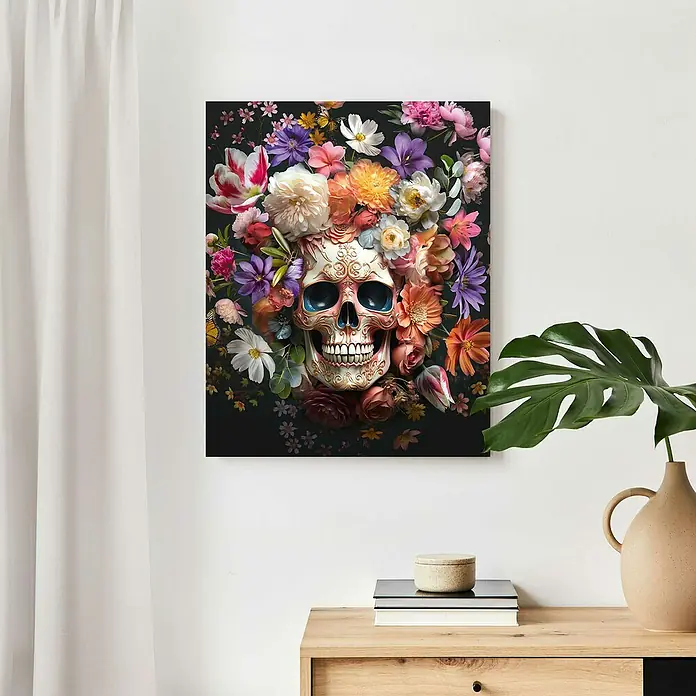 Reinders Decopanel - Floral Skull, B x H: 40 x 50 cm - Nahaufnahme eines Wandbildes mit einem Totenkopf, umgeben von bunten Blumen auf schwarzem Hintergrund, das auf einem Holzmöbelstück platziert ist.
